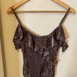 beautiful body size s the color is in perfect condition it's a low purple color